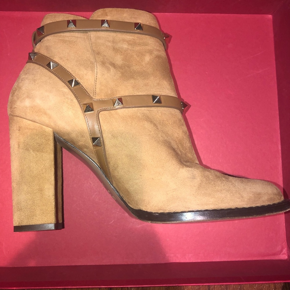 Valentino Garavani Rockstud Booties size 39 Tan